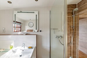 Shower, hair dryer, towels - Holiday Apartment 'Sittermansweg' with Private Terrace and Wi-Fi (Geldern)