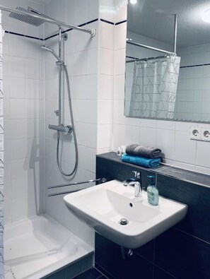 Dusche, Haartrockner, Handtücher