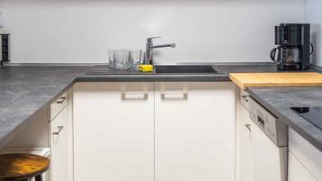 Réfrigérateur, four, plaque de cuisson, lave-vaisselle