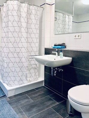 Suihku, hiustenkuivaaja, pyyhkeet