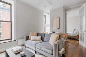 Una televisión, un reproductor estéreo