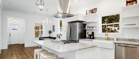 Frigorífico, microondas, horno y placa de cocina