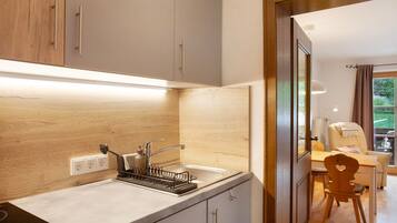 Frigorifero, microonde, piano cottura, macchina per tè/caffè