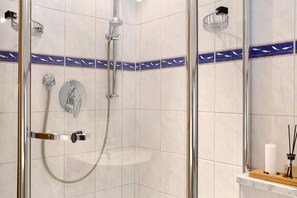 Dusche, Haartrockner, Handtücher