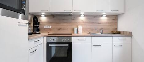 Frigorifero, microonde, forno, piano cottura