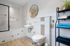 Bathtub, hair dryer, towels - Holiday Apartment "Finsterwalde" (FInsterwalde)