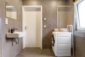 Douche, sèche-cheveux, serviettes fournies