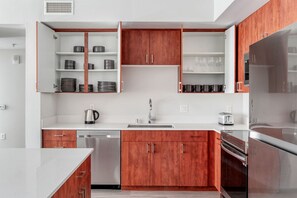 Réfrigérateur, micro-ondes, four, lave-vaisselle