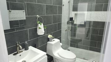 Een douche, handdoeken, zeep, shampoo