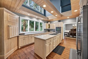 Jääkaappi, mikroaaltouuni, uuni, liesi