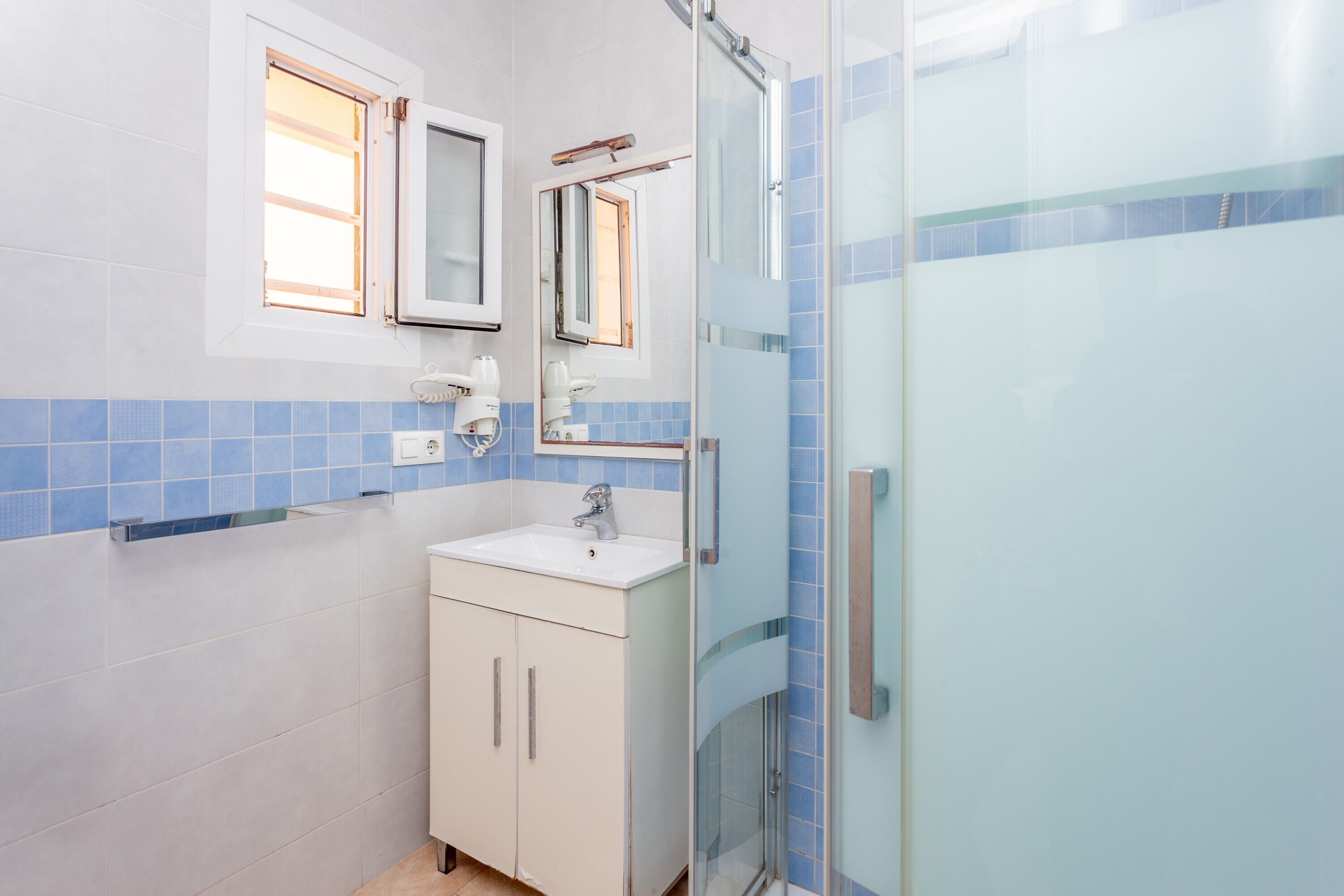 Een douche, een haardroger, handdoeken
