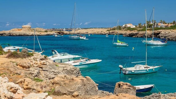 A coastal marina with boats docked, rocky terrain, and a clear blue sky. - Apartment 'Relax' with Shared Garden, Balcony and Wi-Fi (Ciudadela de Menorca)