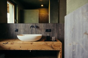 Douche, sèche-cheveux, serviettes fournies