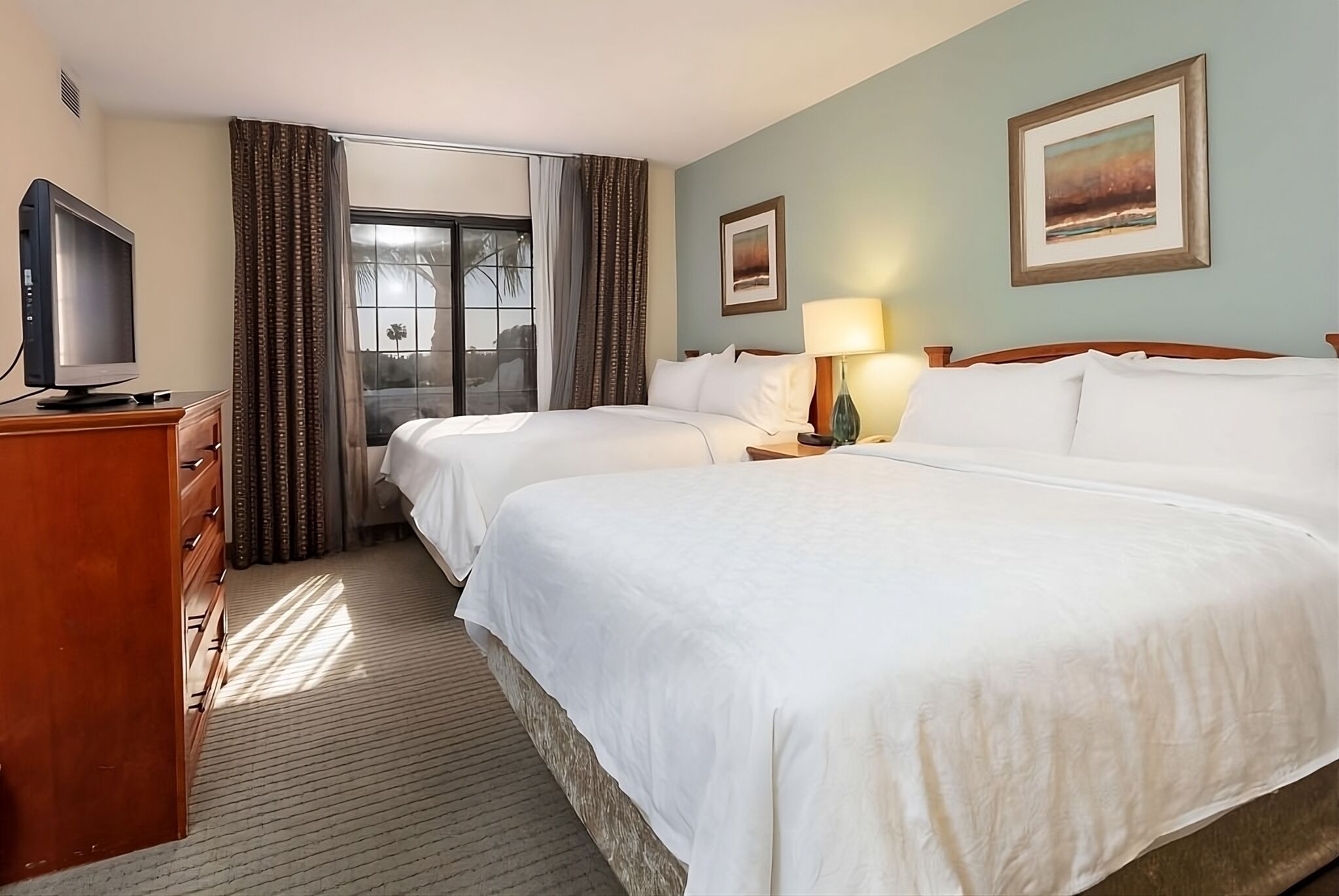 Disneyland Trip Near Coral Tree Park w/ Full Kitchens! Pets Allowed & Parking!