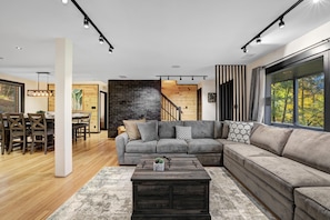 Fernseher, Kamin, Tischfußball, Tischtennisplatte