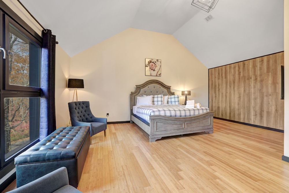 Luxury West Hill Villa! 7 BR,4 Bath,24+ Sleeps! Camelback, Sauna!⛷️🏂🚣