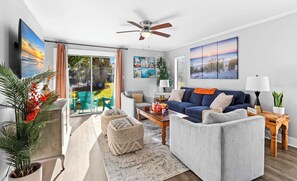 TV, fireplace, offices - Orange Crush Cottage (Miramar Beach)