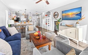 TV, fireplace, offices - Orange Crush Cottage (Miramar Beach)
