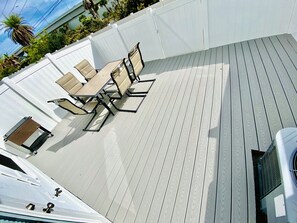 Outdoor dining - Comfortable and modern waterfront townhome located 10 minutes from the beach.  (Panama City Beach)