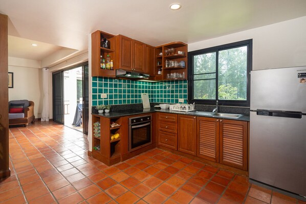 Refrigerador, microondas, horno, placa de cocina
