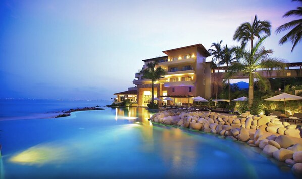 Alberca al aire libre y alberca climatizada