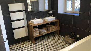 Een haardroger, handdoeken, zeep, toiletpapier