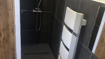 Een haardroger, handdoeken, zeep, toiletpapier