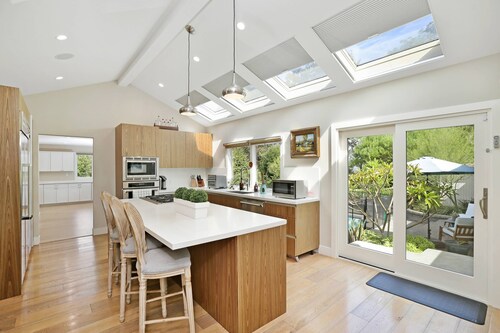 Huge Secluded Cowan Heights Home, Pool, Entertainers Delight (4 beds/5 baths)