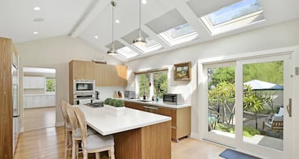 Huge Secluded Cowan Heights Home, Pool, Entertainers Delight (4 beds/5 baths)