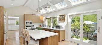 Huge Secluded Cowan Heights Home, Pool, Entertainers Delight (4 beds/5 baths)