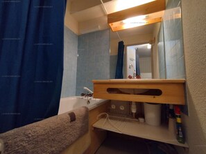 A bathroom with a bathtub, a sink, a mirror, and a towel rack. - Paradiski closed to the slopes vallandry (LANDRY)