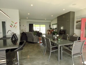 Dining - EAGLE VIEW - SUMMER IN STYLE (Cable Bay)