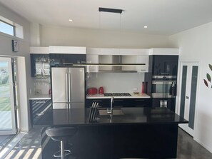 雪櫃、微波爐、焗爐、爐具