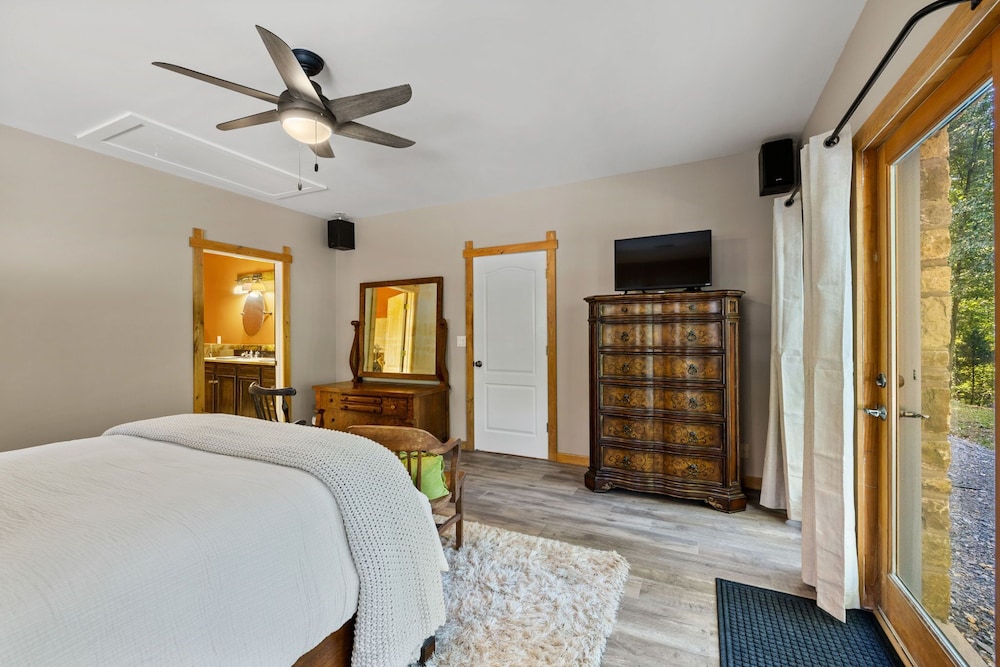 Cottage by the creek on 17 acres minutes from Leipers Fork! Writer’s