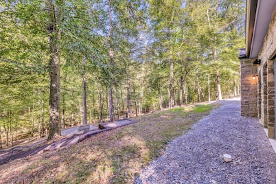 Cottage by the creek on 17 acres minutes from Leipers Fork! Writer’s Paradise…