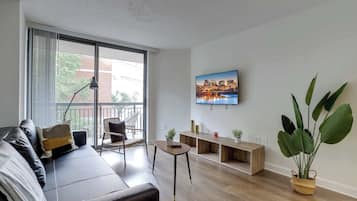 Una televisión, una oficina