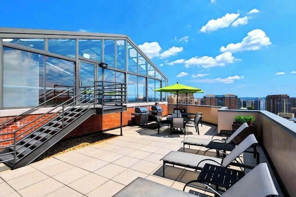 Outdoor dining - Capitol Comfort, Stylish Stay (Arlington)