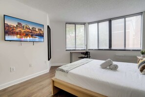 1 dormitorio, escritorio, tabla de planchar con plancha y cuna de viaje