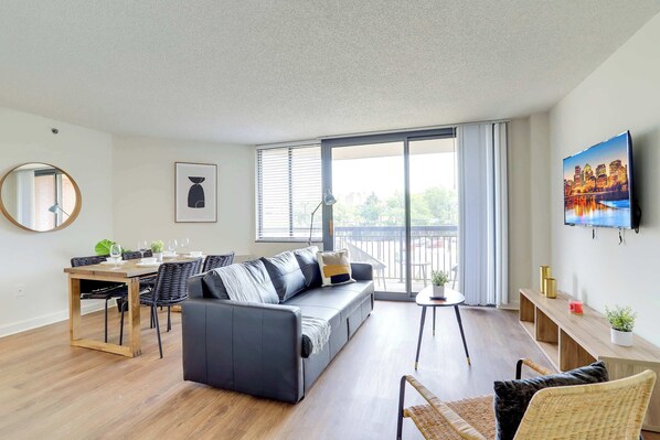 Televisión y oficina 