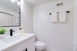 Regadera, secadora de cabello, toallas 