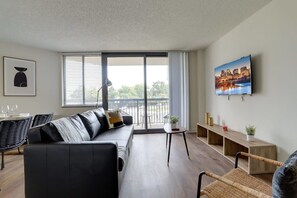 TV, offices - Prime Location Modern Apartment at Pentagon City (Arlington)