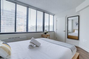 1 bedroom, desk, iron/ironing board, WiFi - Prime Location Modern Apartment at Pentagon City (Arlington)