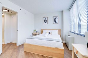 1 habitación, escritorio, tabla de planchar con plancha y cuna de viaje 