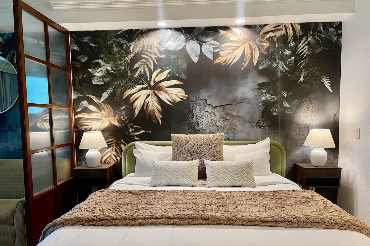 Elite Studio Suite, 1 King Bed with Sofa bed, Refrigerator & Microwave, City View | Pillowtop beds, in-room safe, blackout drapes, soundproofing