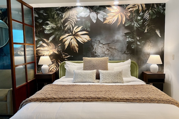 Elite Studio Suite, 1 King Bed with Sofa bed, Refrigerator & Microwave, City View | Pillowtop beds, in-room safe, blackout drapes, soundproofing