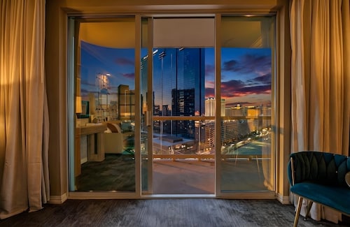 Studio 25 HIGH FLR MGM Signature Balcony