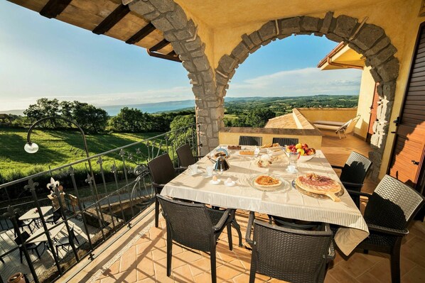 Outdoor dining - I Gigli Di Bolsena - Montefiascone ,Latium (Montefiascone)