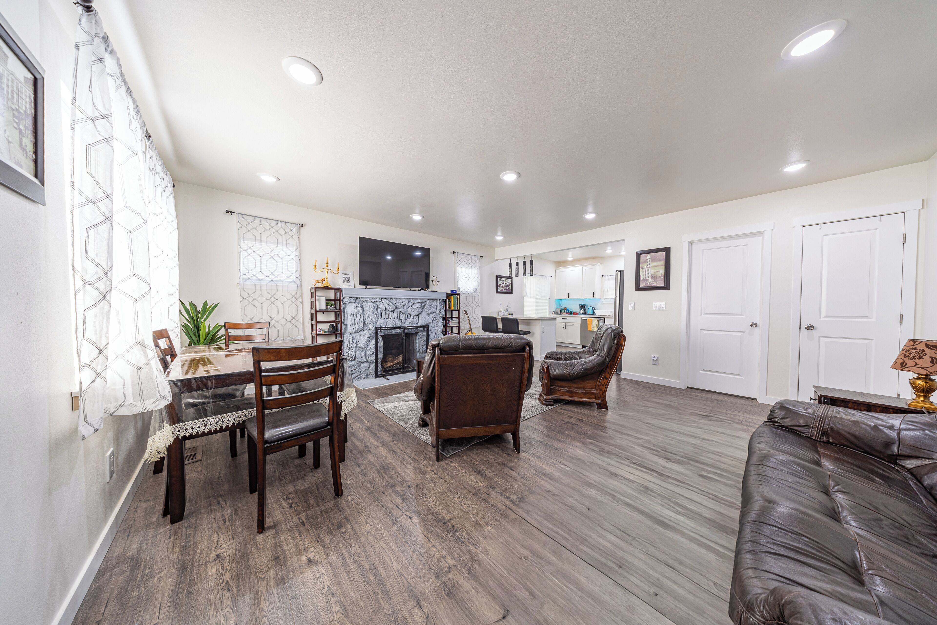 Smart-TV, Kamin, Bücher