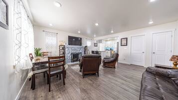 智能電視、壁爐、書籍