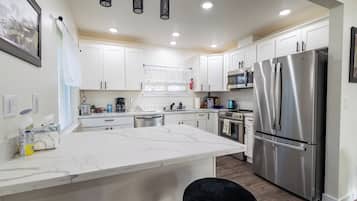 冰箱、微波炉、烤箱、炉灶